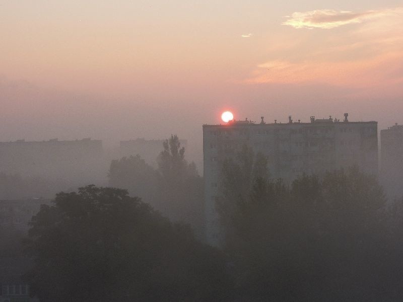 Mgła nad Polską. Najgorsza widoczność była w Łodzi. Odwołane samoloty na Lublinku [ZDJĘCIA]