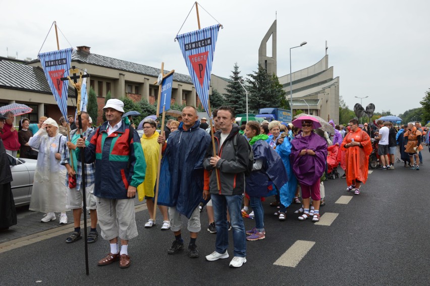 Oświęcim. Pielgrzymi w drodze na Jasną Górę [ZDJĘCIA, WIDEO]