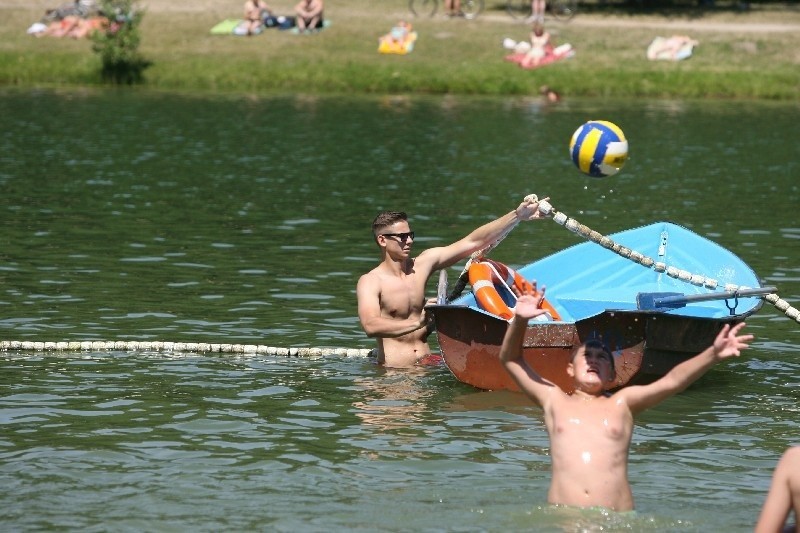 Upał w Łodzi: Tłumy plażowiczów w Arturówku