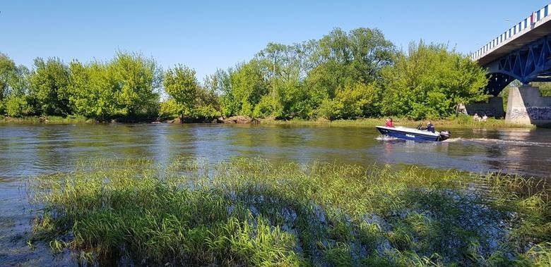 Łomża. Jeden skoczył do rzeki, drugi ruszył na ratunek. Prokuratura ma wyjaśnić czemu 22-latek skoczył z Mostu Hubala [ZDJĘCIA]