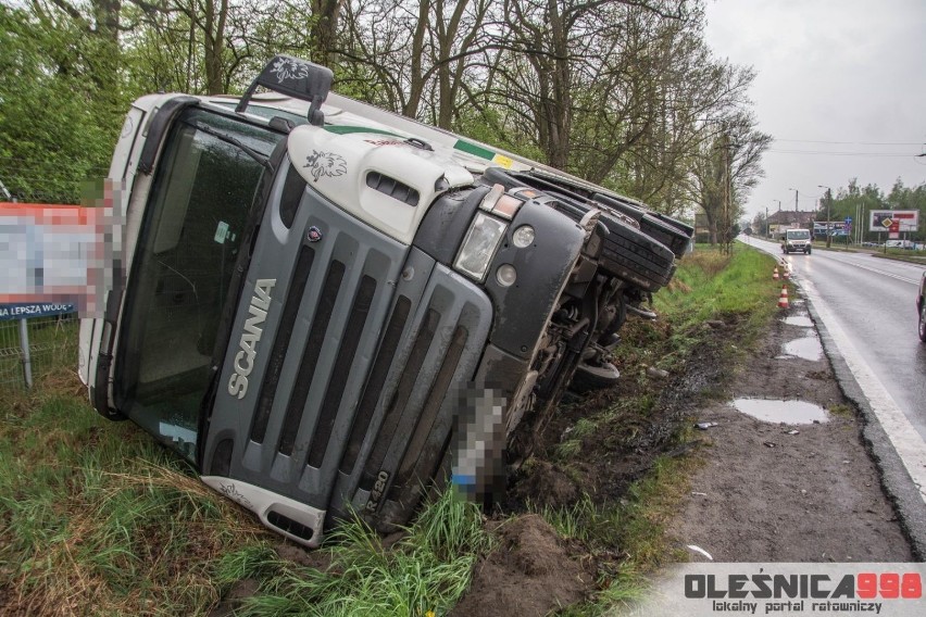 Wypadek pod Oleśnicą. Tir w rowie, jego kierowca być może uratował życie kierowcy osobowej skody (ZDJĘCIA)