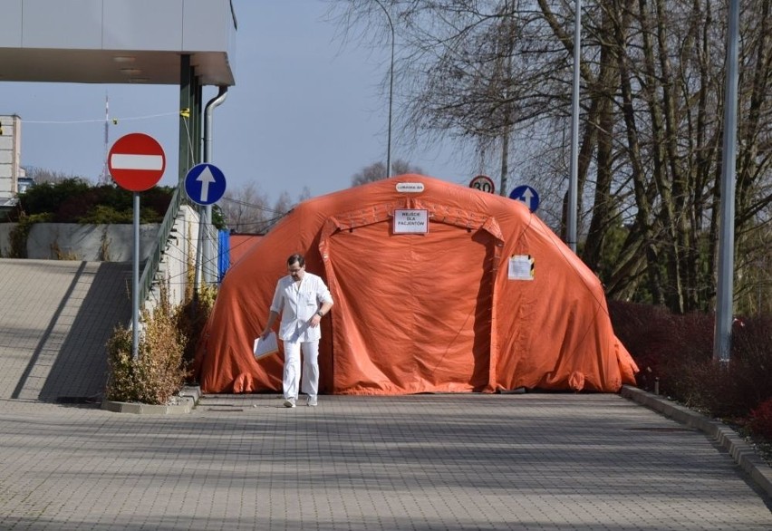 Ostrołęka. Koronawirus. Polowa izba przyjęć przy szpitalu. Puste ulice, zamknięte lokale. Zobaczcie zdjęcia. 18 marca 2020.