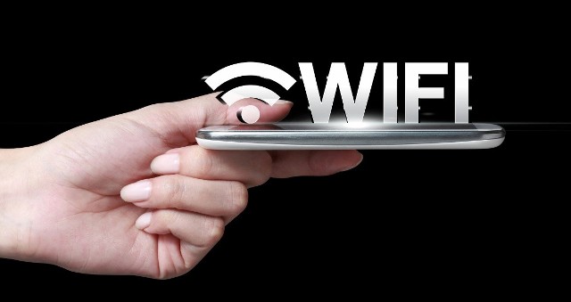 Łączenie się z publicznymi sieciami WiFi może wydawać się kuszące. W końcu zyskujemy łączność ze światem całkowicie za darmo. Czy, aby na pewno? Zobacz w naszej galerii, czym grozi korzystanie z publicznych sieci WiFi. Szczegóły na kolejnych slajdach >>>