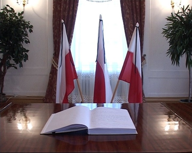 Księga kondolencyjna została ustawiona w Urzędzie Stanu Cywilnego w Kozienicach.