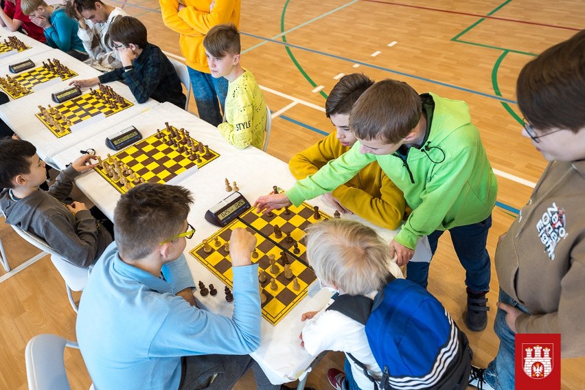 Mistrzostwa w szachach szybkich. Udział wzięło 200 uczniów ze Zgierza. ZDJĘCIA