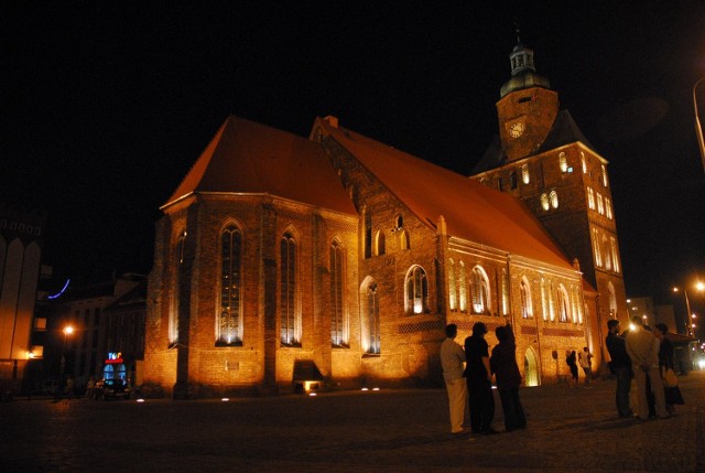 Gdy po 21.00 w piątek katedra utonęła w powodzi światła, zachwyceni gorzowianie rzucili się do fotografowania świątyni. W ruch poszły telefony komórkowe i aparaty.