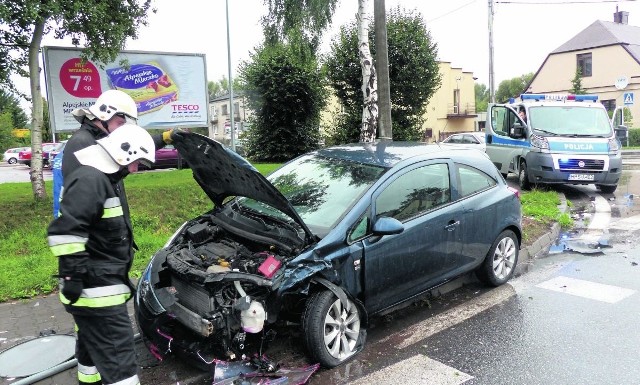 Na skrzyżowaniach ulic Jana Pawła II z Krakowską w Skarżysku i Zagórskiej z Kielecką w Suchedniowie wciąż dochodzi do wypadków. Na zdjęciu ostatnia kolizja w Suchedniowie. Dlaczego od razu nie zbudowano bezpieczniejszych rond?