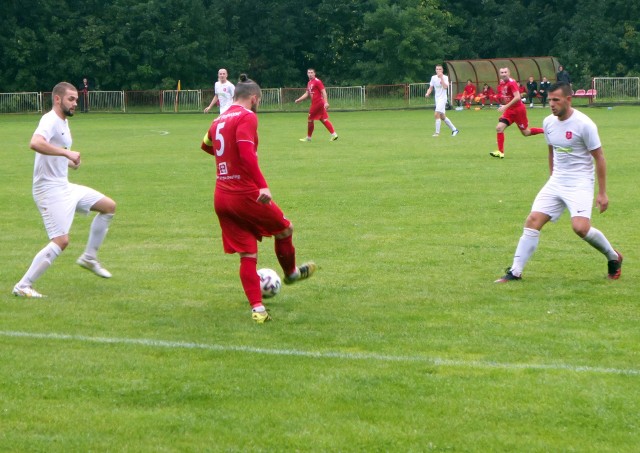 Start Pruchnik (białe stroje) pokonał Wisłok Strzyżów.