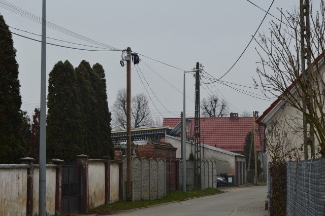 Mieszkańcy Kupienina skarżą się na estetykę słupów, na których poprowadzono linię światłowodową.