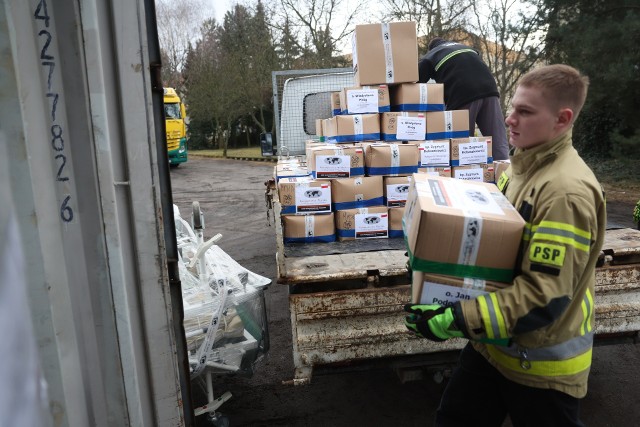 W ładowaniu 15 ton sprzętu medycznego pomagają między innymi uczniowie Szkoły Aspirantów Państwowej Straży Pożarnej w Poznaniu oraz Szkoły Podstawowej nr 68