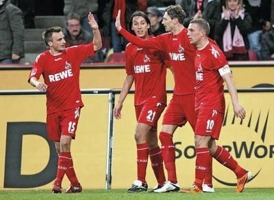 Gracze FC Koeln - od lewej: Sławomir Peszko, Pedro Geromel, Milivoje Novakovic i Lukas Podolski - cieszą się z gola na 2-2, strzelonego przez Novakovica w meczu z Bayernem Monachium Fot. PAP/EPA/Rolf Vennenbernd