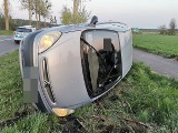 Wypadek na drodze Bydgoszcz - Nakło. Pijany autem wjechał do rowu i dachował 