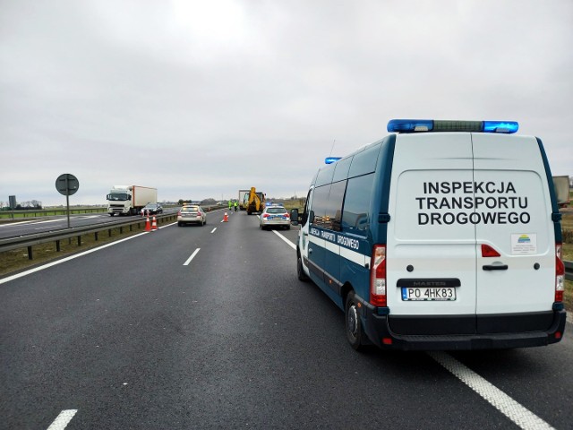 W wyniku groźnie wyglądającego wypadku na wschodniej obwodnicy Poznania jedna osoba trafiła do szpitala. Funkcjonariusze wielkopolskiej Inspekcji Transportu Drogowego pobrali i zabezpieczyli dane z tachografu oraz karty kierowcy, aby pomóc w ustaleniu okoliczności tego zdarzenia.