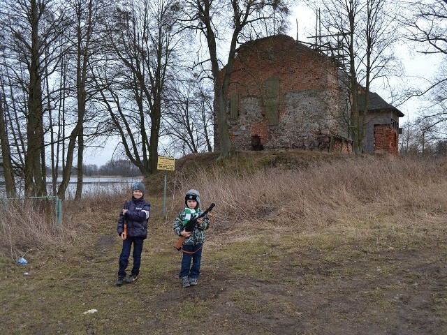 Zwiedzających ruiny zamku można spotkać o każdej porze roku. Również w zimie. To zdjęcie dzieci  z Serocka zrobiliśmy przedwczoraj. Przyjechały do Nowego Jasińca ze swym  dziadkiem.