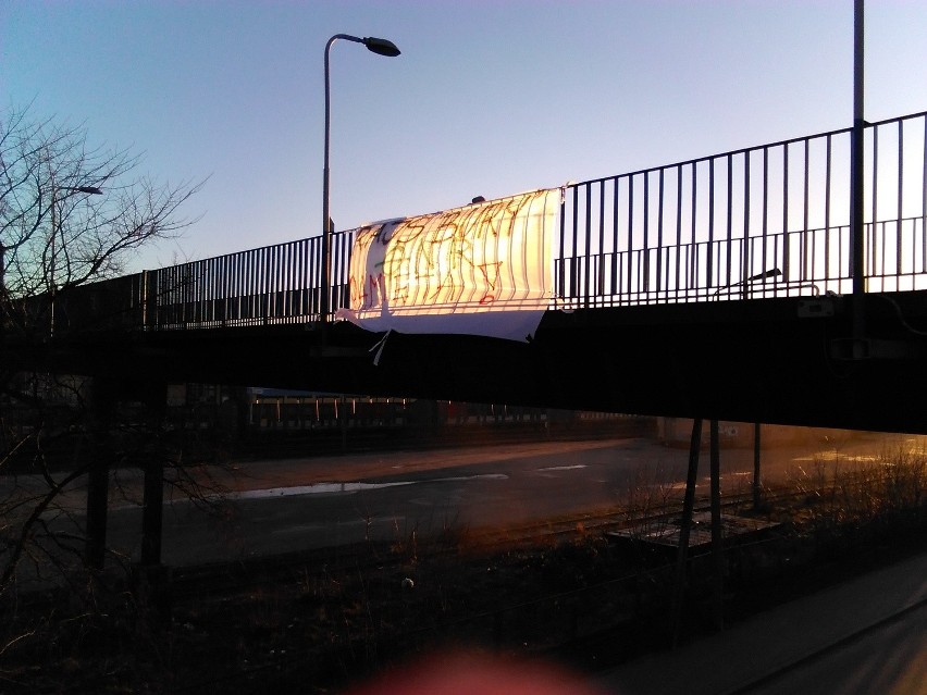 Transparent powieszono na wiadukcie obok dworca w Bielsku...