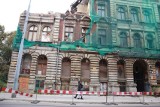 Na wpół zawalona kamienica na Kilińskiego w Łodzi zostanie wreszcie rozebrana. Jest nawet pomysł na to, jak pojadą tramwaje.
