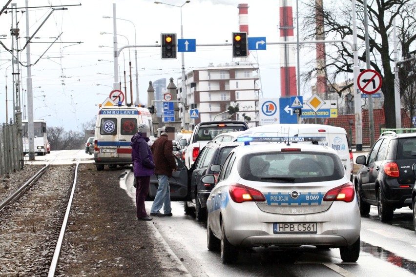 Wypadek na Bałtyckiej. Opel uderzył w mercedesa (ZDJĘCIA)