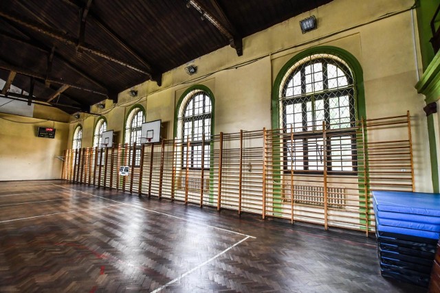 Zabytkowa sala gimnastyczna w bydgoskim gastronomiku czeka na kapitalny remont. Ogłoszony został już przetarg, który wyłoni wykonawcę.