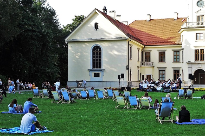 Muzyka w parku dzikowskim w Tarnobrzegu. Romantyczny duet i "Rzeszowiacy" [ZDJĘCIA] 