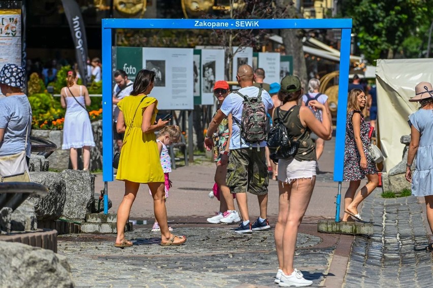 Zakopane. Żar leje się z nieba. Turyści chłodzą się pod kurtyną wodną na Krupówkach