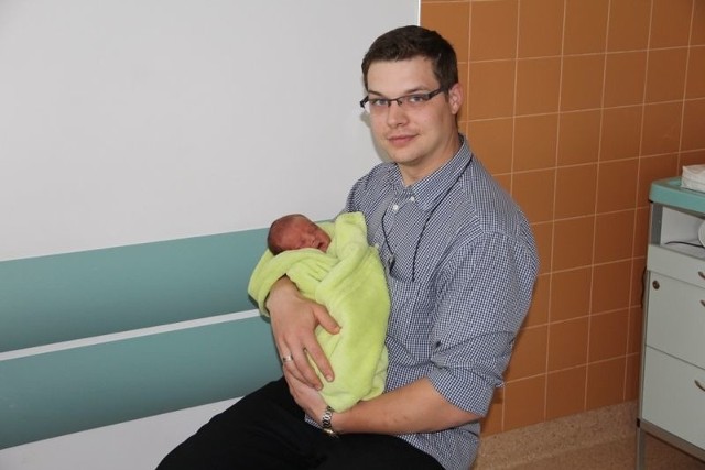 Mateusz Bakuła, syn Marty i Przemysława z Ostrołęki urodził się 4 maja. Ważył 3 kg, mierzył 55 cm. Na zdjęciu z tatą