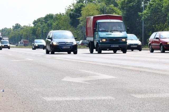 Na ruchliwej ulicy Żółkiewskiego, od strony Zbrowskiego, przed skrzyżowaniem z Chrobrego i Mieszka I zaczynają pojawiać się pierwsze koleiny.