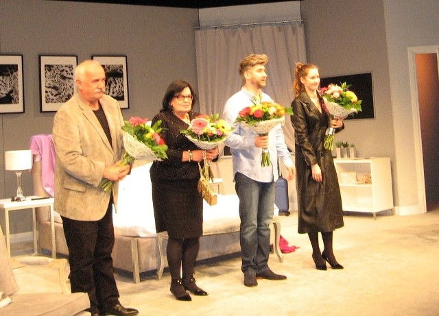 Po premierze: od lewej- reżyser Jacek Schoen, Joanna Schoen, Katarzyna Dorosińska i Robert Mazurek.