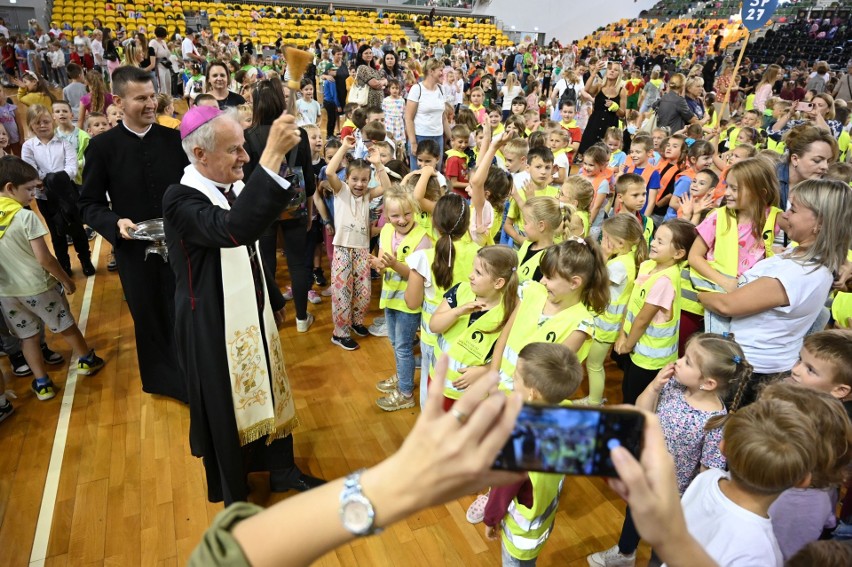 3 tysiące pierwszaków z całego województwa przyjechało do Kielc. Biskup Marian Florczyk poświęcił im tornistry i przybory szkolne. Zdjęcia