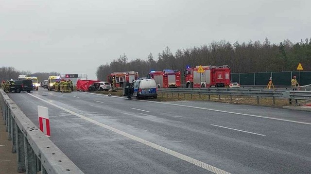 Do wypadku w Osówcu na S5 doszło w sobotę po godz. 13. Trzy osoby w nim zginęły - obaj kierowcy i 4-latka.