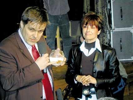 Burmistrz Leska Robert Petka podarował na ręce Magdy Olszewskiej złotą rybkę, by spełniała wszystkie życzenia ekipy telewizyjnej.