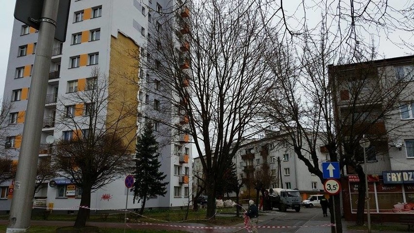 Uszkodzona elewacja budynku przy ulicy Henryka Sienkiewicza...
