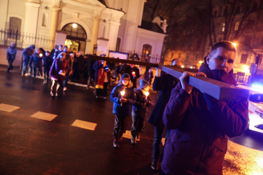 Niezwykła Nocna Droga Krzyżowa. Z lampionami i świecami przeszli przez centrum Krakowa ZDJĘCIA