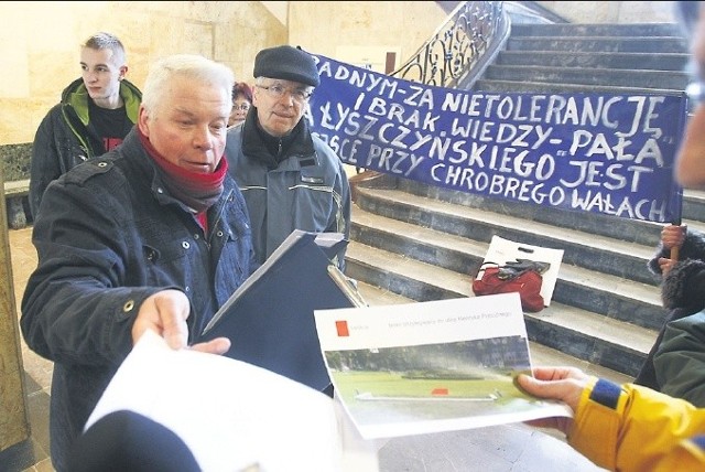 Większość działających w Szczecinie organizacji i stowarzyszeń ma miejsca, w których zbiera się i świętujeprzy swoich pomnikach i tablicach. Miejsca na taką tablicę żąda też od Piotra Krzystka Ogólnopolski RuchAteistyczno &#8211; Lewicowy, który wczoraj złożył pismo w tej sprawie w gabinecie prezydenta.