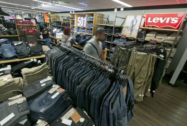 Od czwartku w wybranych sklepach Biedronka będzie można kupić spodnie marki Levi's.