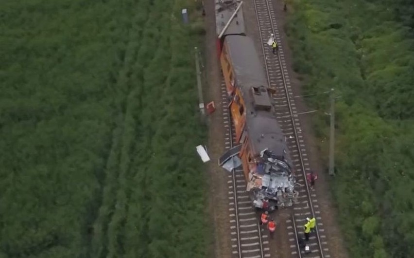 Daleszewo: Ciężarówka wjechała pod pociąg. Nie żyje jedna osoba, 27 rannych [WIDEO Z DRONA]