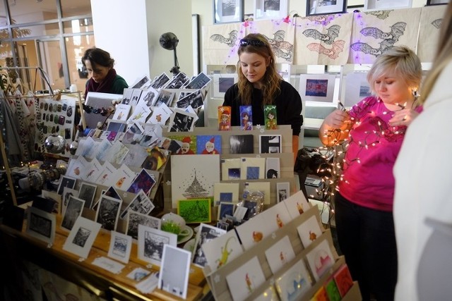 Już po raz szósty w Centrum Sztuki Współczesnej w Toruniu odbył się X-MAS KRAM, czyli świąteczne targi unikalnego designu! Swoje produkty – jedyne w swoim rodzaju zabawki, autorskie akcesoria dla małych i dużych, designerskie ciuchy, pięknie wykonaną biżuterię i oryginalne, nowoczesne gadżety, które wymykają się sklepowym definicjom – zaprezentowało kilkudziesięciu wystawców. Zobacz też:Sklepy wycofują się ze sprzedaży żywych karpiTragiczny finał poszukiwań 32-latka z ToruniaBieg Mikołajka za namiNowosciTorun