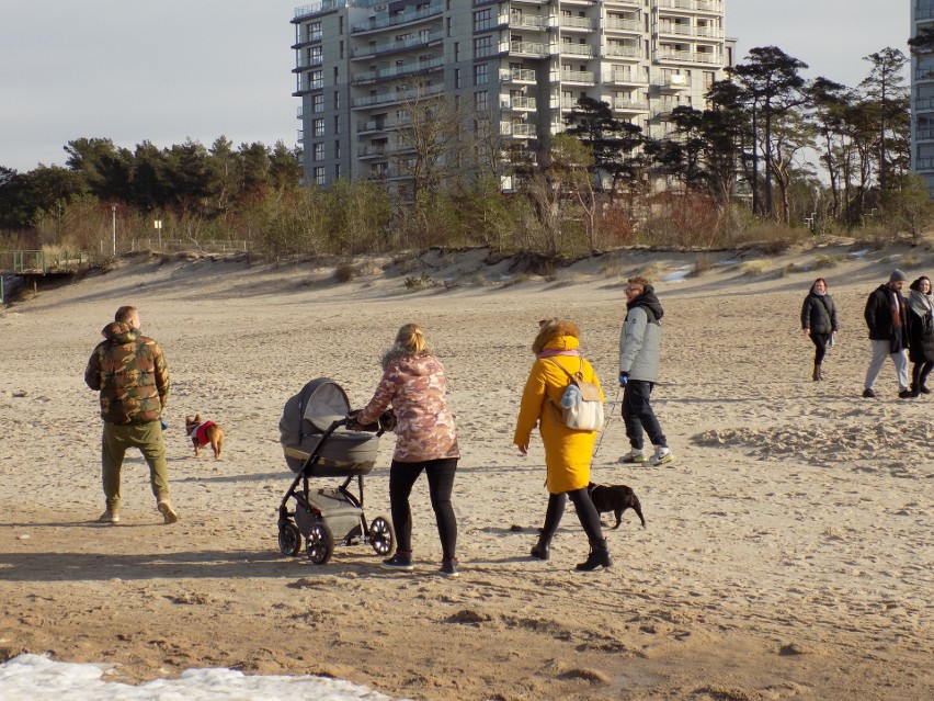 Tłumy przyjezdnych na plaży w Dziwnówku. Zobacz zdjęcia!