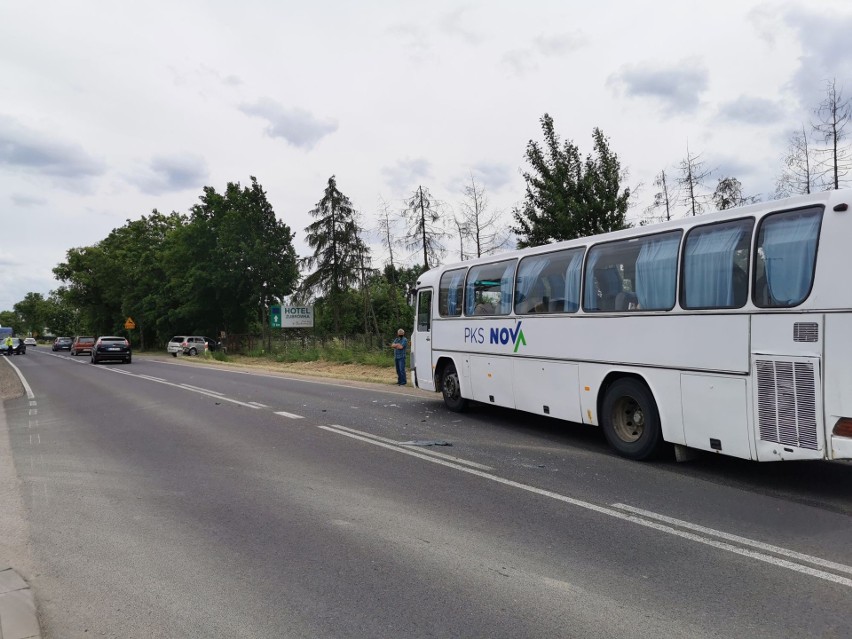 Kuriany. Wypadek autobusu PKS Nova. Żołnierz pomagał...