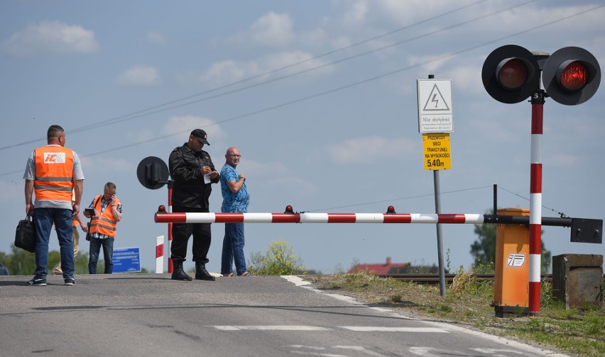 Tragedia na torach w Sośnicy. Zginął pieszy, który prowadził rower [ZDJĘCIA, WIDEO]