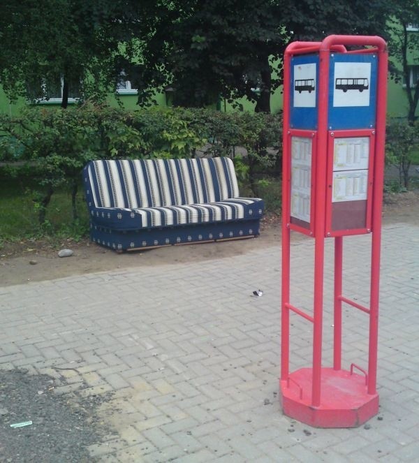 Mieszkańcy Antoniukowskiej oczekiwanie na autobus będą mogli umilić sobie teraz wypoczynkiem na kanapie.