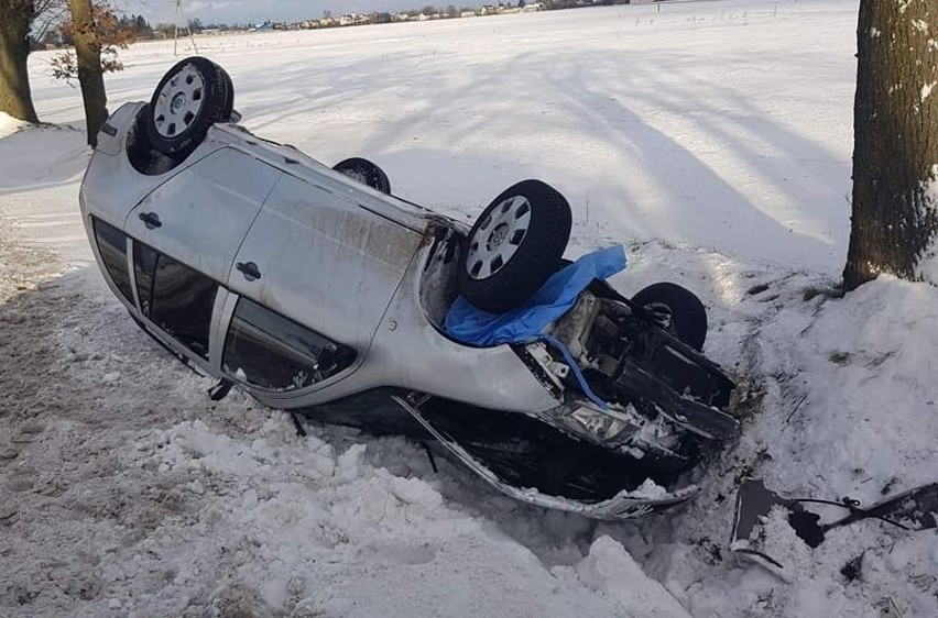 Dachowanie w Przasnyszu. Jedna osoba w szpitalu. 14.02.2021. Zdjęcia