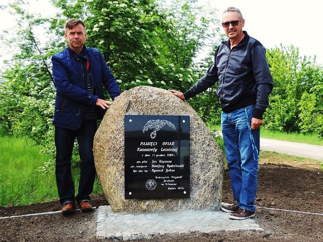 Jacek Rymarkiewicz i Wiesław Wikarski z Janikowa uparcie dążyli do tego, by przy drodze w Giebni postawić kamień poświęcony ofiarom katastrofy lotniczej sprzed 46 lat. Dopięli swego.