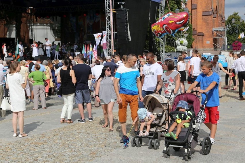 Białystok. Pielgrzymi bawili się przed katedrą (wideo, zdjęcia)