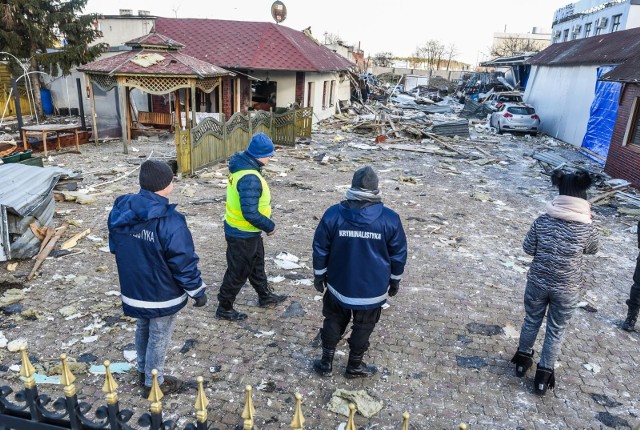 Eksplozja była potężna. Całkowitemu zniszczeniu uległ parterowy budynek mieszkalny w zabudowie szeregowej. W sąsiednim budynku runęła ściana szczytowa, natomiast w okolicznych budynkach wybiło szyby