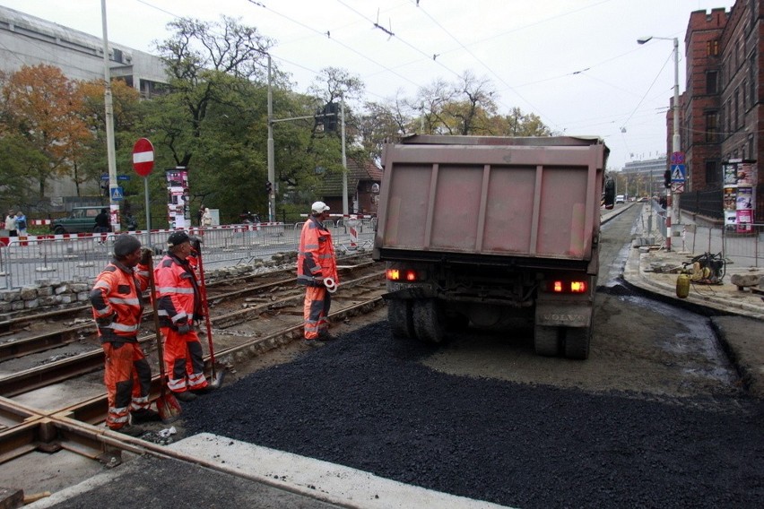 Wrocław: Drogowcy układają asfalt na Podwalu. Wkrótce zmiana organizacji ruchu (ZDJĘCIA)