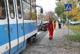 Wypadek przy Kosmonautów. Kobieta w BMW wjechała pod tramwaj [ZDJĘCIA]