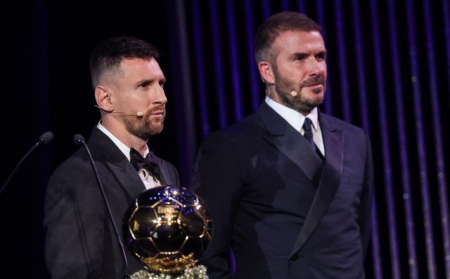 Leo Messi podczas odbierania Złotej Piłki z rąk Davida Beckhama