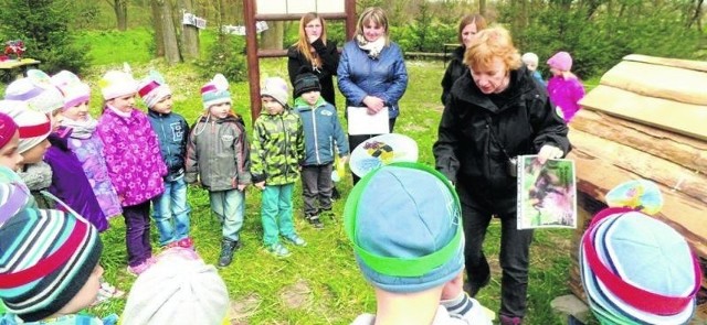 Mali obserwatorzy przyrody z przedszkola w Bodzentynie chętnie słuchali opowieści o pszczołach, a także z entuzjazmem uczestniczyli w zabawach.