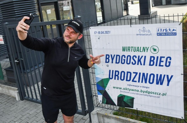 Trwająca pandemia koronawirusa wymusiła na organizatorach ubiegłorocznej edycji Bydgoskiego Biegu Urodzinowego zmiany w formule. W 2021 roku bieg odbywał się wirtualnie. W tym roku wracamy do tradycyjnej formy organizacji imprezy, która zorganizowana zostanie nad Kanałem Bydgoskim. Bieg rozegrany zostanie w niedzielę, 24 kwietnia, ale zmiany w organizacji ruchu wprowadzone zostaną już dzień wcześniej. Zobaczcie, co zmieni się na ulicach, na których odbywać będzie się impreza. Więcej szczegółów ►►►