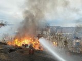 Pożar opuszczonych zabudowań przemysłowych na Dolnym Śląsku. Strażacy ewakuowali mieszkańców sąsiadującego budynku